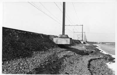 156846 Afbeelding van een spoordijk waarvan een groot gedeelte is weggeslagen tijdens de watersnoodramp, ter hoogte van ...