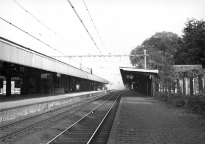 153299 Gezicht op de perrons van het N.S.-station Naarden-Bussum te Bussum.