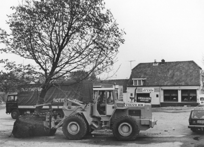 88964 Afbeelding van het verplaatsen van een kastanjeboom voor de bouw van het nieuwe wegrestaurant De Afrit (Meerndijk ...