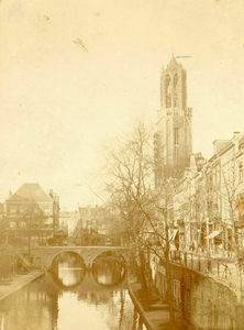 86817 Gezicht op de Oudegracht te Utrecht, met op de achtergrond de Gaardbrug en het huis Lijnmarkt 50 (links). Rechts ...