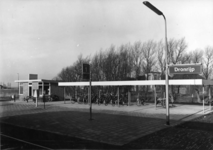 150257 Gezicht op het N.S.-station met de bijbehorende fietsenstalling te Dronrijp.