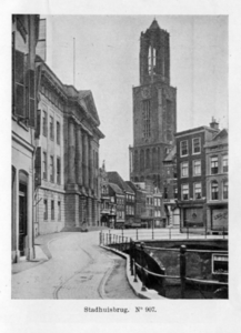 124094 Gezicht op de Stadhuisbrug te Utrecht met links het stadhuis en op de achtergrond de huizen aan de Vismarkt en ...