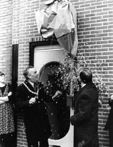 90945 Afbeelding van de officiële opening het kantoor van het weekblad De Brug (Dorpsstraat 6) te Vleuten (gemeente ...