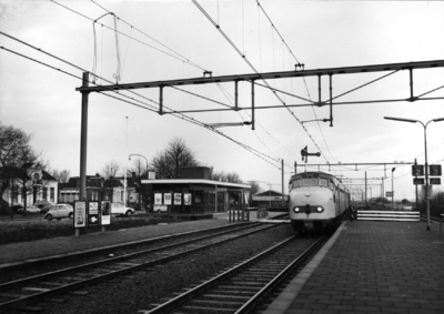 152996 Gezicht op de perronzijde van het N.S-station Akkrum te Akkrum met een electrisch treinstel mat. 1954 van de N.S.