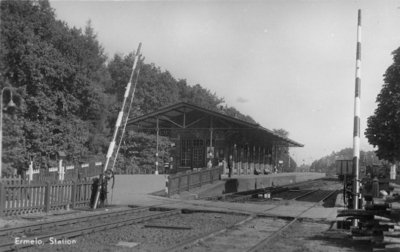 162777 Gezicht op het N.S.-station Ermelo-Veldwijk te Ermelo.N.B. De stationsnaam Ermelo-Veldwijk is op 5-10-1952 ...