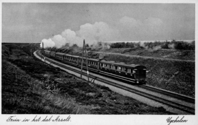 161171 Afbeelding van een trein getrokken door een stoomlocomotief in de ingraving van de spoorlijn ...