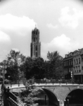 125275 Gezicht op de Hamburgerbrug over de Oudegracht te Utrecht, met op de achtergrond de Domtoren.