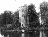 5869 Gezicht over de gracht op de toren van het kasteel Schonauwen te Houten; met op de voorgrond enkele personen in ...