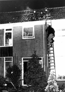 90768 Afbeelding van een brand op de zolderverdieping van het huis Camphuysenstraat 54 te Vleuten (gemeente Vleuten-De ...