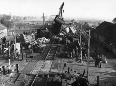 155694 Afbeelding van het opruimen van de ravage na de botsing van een goederentrein met een tractor op de ...