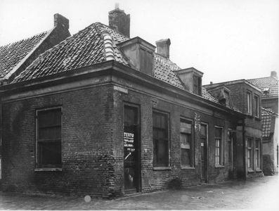 57624 Gezicht op de voorgevels van de huizen Gruttersdijk 7-9 te Utrecht vóór de sloop.