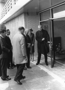 88653 Afbeelding van de officiële opening door burgemeester J.H. van der Heide van het Sociaal Medisch Centrum ...