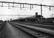 153197 Gezicht op het emplacement van het N.S.-station Nijmegen te Nijmegen met op de achtergrond de perrons en de perronkap.