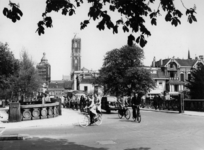 83757 Gezicht op de Willemsbrug over de Stadsbuitengracht te Utrecht, uit het westen.