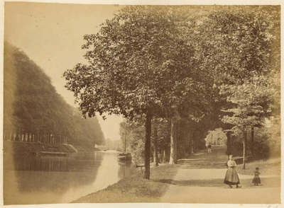 122291 Gezicht op een wandelpad in het singelplantsoen aan de Pelmolenweg te Utrecht met links de Stadsbuitengracht.