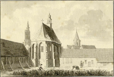 200055 Gezicht op de St.-Janskapel te Amersfoort tussen twee aansluitende kloostervleugels, uit het oosten, met op de ...