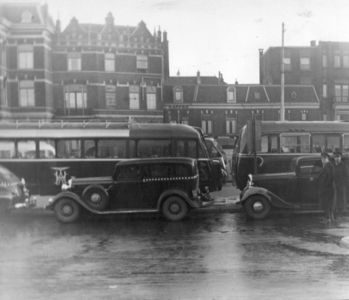 70811 Afbeelding van enkele taxi's en autobussen op het Stationsplein te Utrecht.