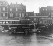 70811 Afbeelding van enkele taxi's en autobussen op het Stationsplein te Utrecht.