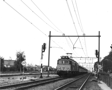 151076 Afbeelding van de electrische locomotief nr. 1120 (serie 1100) van de N.S met rijtuigen en een andere locomotief ...