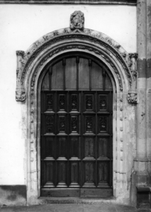 82933 Interieur van de Domkerk (Domplein) te Utrecht: deur van de sacristie in de noordbeuk.