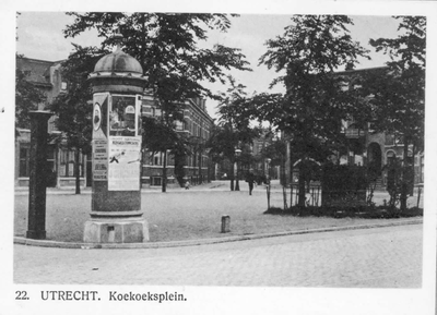 60378 Gezicht op het Koekoeksplein te Utrecht; uit het zuidwesten met op de voorgrond links een reclamezuil.