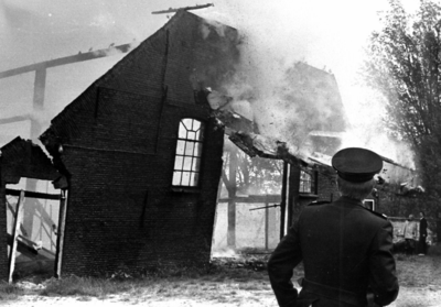 90631 Afbeelding van het instorten van de achtergevel van de brandende de boerderij Rijksstraatweg 139 te De Meern ...