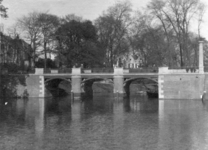 83785 Gezicht op de Tolsteegbrug over de Stadsbuitengracht te Utrecht.