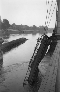 155376 Gezicht op de opgeblazen verkeersbrug over de IJssel te Zutphen.