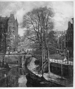 35705 Gezicht op de Oudegracht Weerdzijde te Utrecht uit het zuiden, met de Jansbrug en links het huis Oudaen.N.B. Het ...