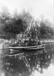 69744 Afbeelding van een boot in de Stadsbuitengracht te Utrecht aan de Rijnkade.