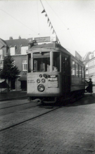86132 Afbeelding van een electrische tram (motorwagen nr. 69) van het G.E.T.U. als lijn 2A op de hoek van de Jan van ...