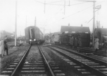 120221 Afbeelding van de ravage na de botsing tussen het electrische treinstel nr. 605 (mat. 1936) van de N.S. en een ...