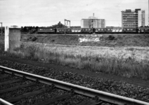 151029 Afbeelding van een electrische locomotief uit de serie 1100 met rijtuigen plan E bij Velperbroek Aansluiting te ...