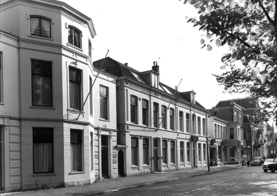 63052 Gezicht op de de zuidoostelijke gevelwand aan de Maliebaan te Utrecht met de huizen nrs. 77A (links)-lager, uit ...