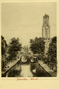 123243 Gezicht op de Oudegracht Tolsteegzijde te Utrecht met op de voorgrond de Gaardbrug en op de achtergrond de Domtoren.