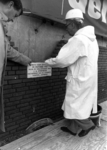89935 Afbeelding van wethouder J. A. Steenbeek van de gemeente Vleuten-De Meern tijdens het leggen van de eerste steen ...