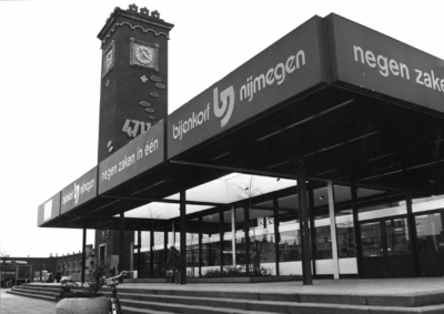 150573 Gezicht op de toegang van het N.S.-station Nijmegen te Nijmegen.