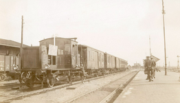 160733 Afbeelding van de diesel-electrische locomotief nr. 83 (serie 83-84) van de N.S. met enkele rijtuigen op het ...