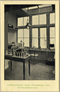 75307 Interieur van de apotheek A.G.H. van Spanje (Steenweg 44) te Utrecht: het laboratorium voor onderzoek van ...