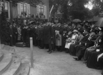 23625 Afbeelding van het publiek bij de onthulling van het monument van Prof. F. C. Donders aan het Janskerkhof te ...