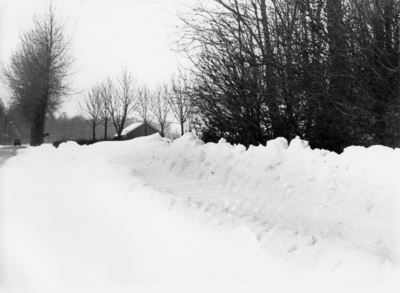 91030 Gezicht op de besneeuwde Ockhuizerweg te Haarzuilens (gemeente Vleuten-De Meern), tijdens de strenge winter van ...