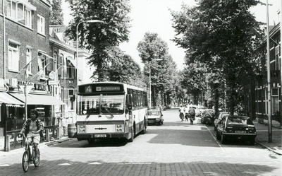 86157 Afbeelding van de Daf-Hainje standaardbus nr. 34 van het G.V.U. als lijn 4 naar de Cartesiusweg op de Prins ...