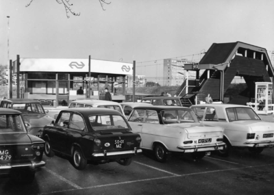 150211 Afbeelding van geparkeerde auto's bij het N.S.-station Bussum Zuid te Bussum.
