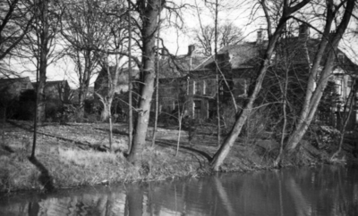 79841 Gezicht over de Kruisvaart en op het huis Raadwijk (Vondellaan) te Utrecht.N.B. Het huis Raadwijk is in oktober ...