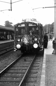 164266 Afbeelding van een versierd electrisch treinstel bestaande uit rijtuigen mat. 1924 ( Blokkendozen ) van de N.S. ...