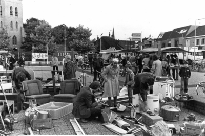 91056 Afbeelding van de jaarlijkse rommelmarkt op het Dorpsplein te Vleuten (gemeente Vleuten-De Meern), georganiseerd ...