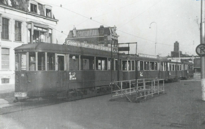 86139 Afbeelding van een electrische tram van de N.B.M. (aanhangwagens nrs. 84, 51, 92 en 81) op het Stationsplein te ...