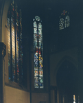 67985 Interieur van de St.-Martinuskerk (Oudegracht 401) te Utrecht: glas-in-loodramen van het noordertransept; ...