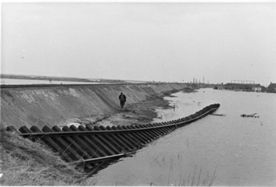 157010 Gezicht op de herstelde spoordijk (Sloedam) ten oosten van Arnemuiden, na de watersnoodramp, met op de voorgrond ...