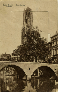 123402 Gezicht op de Oudegracht Tolsteegzijde te Utrecht met op de voorgrond de Gaardbrug en op de achtergrond de Domtoren.